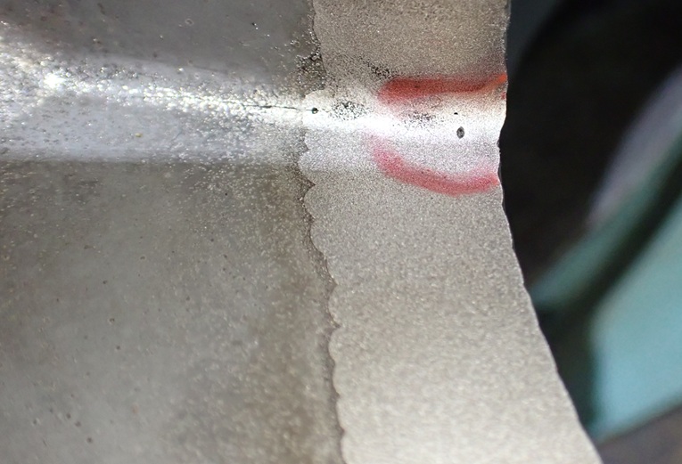 溶接前のピンホール 溶接前のピンホール